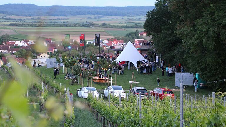 Tanzen bei herrlicher Aussicht zwischen den Weinbergen: Techno am Vogelsang in Markt Einersheim.