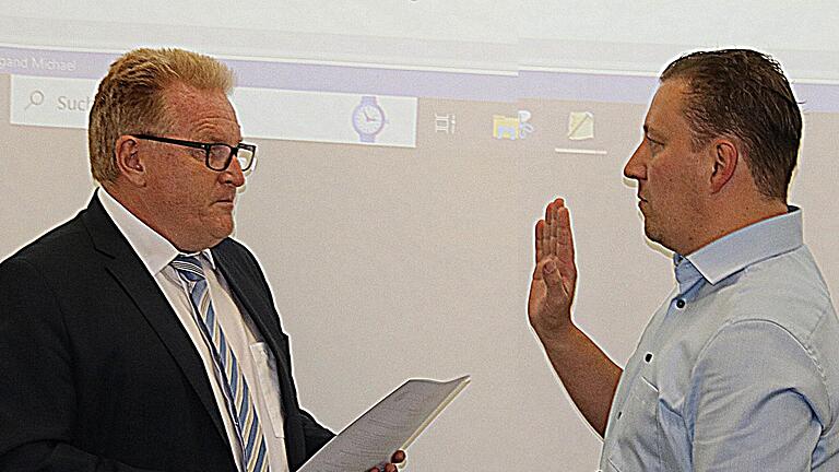 Den Eid legte der neue Marktgemeinderat Thomas Schweizer (rechts) ab. Links Bürgermeister Matthias Klement.       -  Den Eid legte der neue Marktgemeinderat Thomas Schweizer (rechts) ab. Links Bürgermeister Matthias Klement.