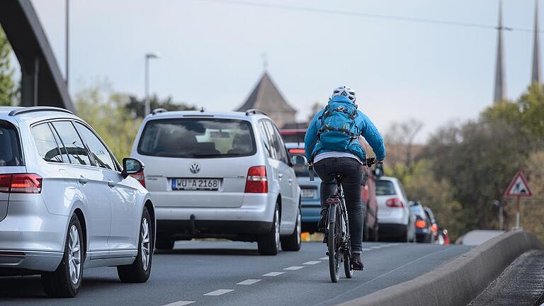 Radwege       -  Ein Schutzstreifen sorgt auf der Grombühlbrücke dafür, dass Radfahrer als gleichberechtigte Verkehrsteilnehmer wahrgenommen werden.