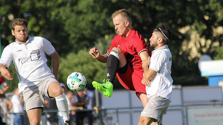 Gefahr für Rimpar: Lengfelds Igor Mitic (Mitte) geht zwischen Kevin Weidner (links) und Eren Özdemir hindurch.