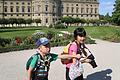 Wer darf das Denkmal fotografieren? Diese beiden Kinder aus Japan streiten sich im Hofgarten der Residenz um die Kamera.