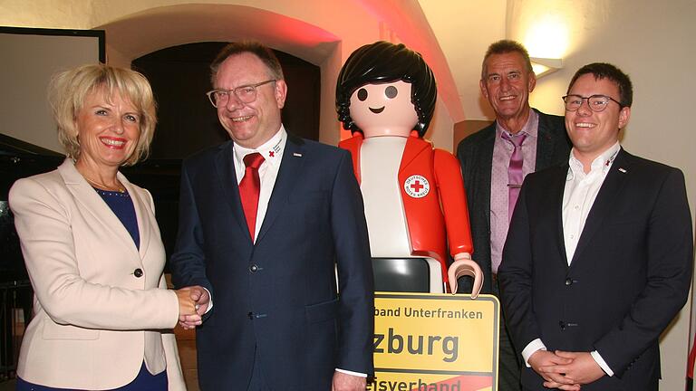 Landrätin Tamara Bischof (von links) als BRK-Kreisvorsitzende verabschiedet Harald Erhard nach Würzburg. Kitzingens Oberbürgermeister und stellvertretender BRK-Kreisvorsitzender Siegfried Müller freut sich mit dem neuen BRK-Kreisgeschäftsführer Felix Wallström.