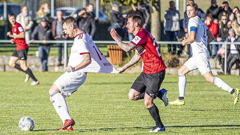 Feierte einen gelungenen Einstand in Schwebenried, auch wenn er den Kahler Dominik Witzel hier regelwidrig zu bremsen versucht: FC 05-Trainer Tobias Strobl (rechts).