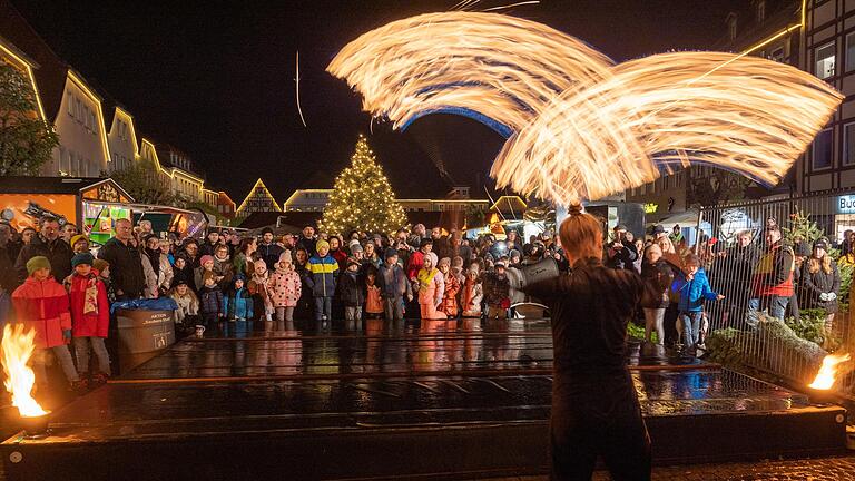 Es war jede Menge los an diesem Wochenende im Landkreis Rhön-Grabfeld in Sachen Weihnachtsmärkte. Unter anderem in Bad Neustadt gab es am Freitag eine Feuershow im Rahmen der Sternenwoche.