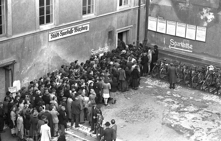 Die Menschen standen Schlange für die neue Mark wie hier vor der Städtischen Sparkasse in Würzburg.