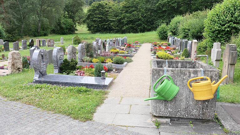 Die alten und schwer begehbaren Plattenwege auf dem Kothener Friedhof sind bereits saniert. Für die Barrierefreiheit soll jetzt noch die südliche Zufahrt zum Friedhof befestigt werden.       -  Die alten und schwer begehbaren Plattenwege auf dem Kothener Friedhof sind bereits saniert. Für die Barrierefreiheit soll jetzt noch die südliche Zufahrt zum Friedhof befestigt werden.