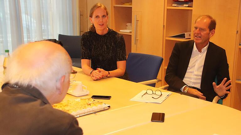 Redaktionsleiter Joachim Spies im Gespräch mit Pressesprecherin Sandra Amberger und René Bostelaar.