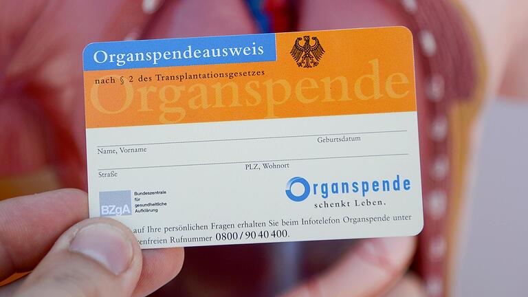 Der Organspenderausweis, wie ihn nur jeder dritte Deutsche bei sich trägt. Nach vorläufigen Angaben der Deutschen Stiftung Organtransplantation ist 2019 die Zahl der Organspender in Deutschland von 955 auf 932 gesunken.