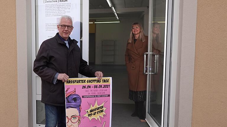 Die Stadt Haßfurt will das Kunsthaus in der Hauptstraße 35 bis auf Weiteres als Pop-Up-Store nutzen. Bürgermeister Günther Werner und Stadtmarketing-Chefin Silke Brochloß-Gerner rühren schon einmal die Werbetrommel für den Auftakt am 26. April.&nbsp;