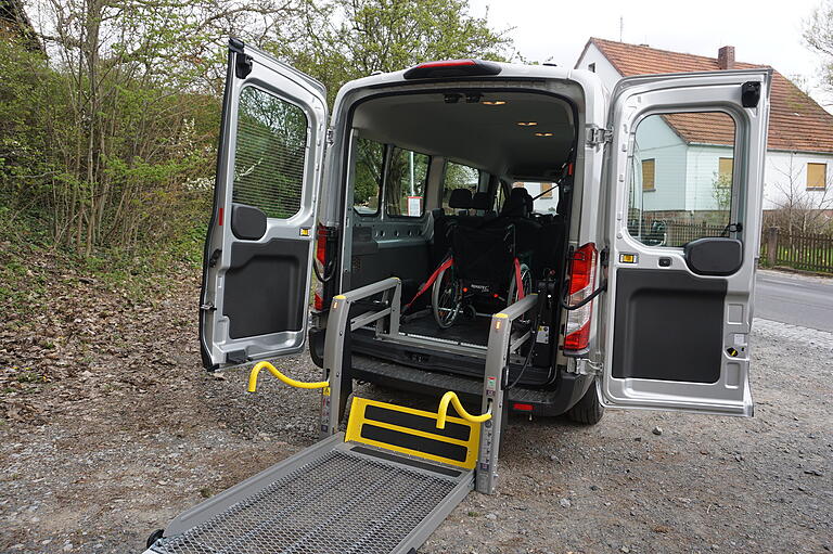 Der WalddörferBus verfügt über einen Rollstuhlplatz mit Lift.