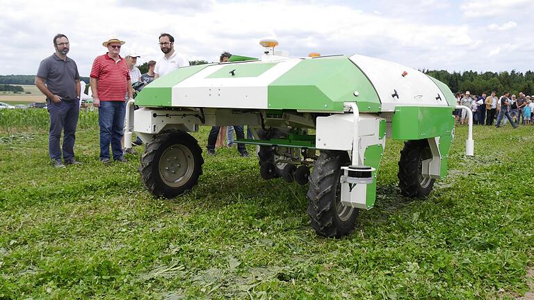 'Dino', ein selbstfahrender Agrarroboter, der 2018 beim Feldrobotertag in Schonungen vorgestellt wurde. Martin Maiß aus Schwebheim hat sich ein Konzept für einen Roboter überlegt, der auf Äckern Unkraut und Schädlinge entfernen soll. 'Dino', ein selbstfahrender Agrarroboter, der 2018 beim Feldrobotertag in Schonungen vorgestellt wurde. Martin Maiß aus Schwebheim hat sich ein Konzept für einen Roboter überlegt, der auf Äckern Unkraut und Schädlinge entfernen soll.