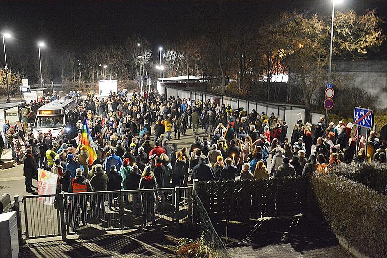 Abschluss der Demonstration der Impfgegner an der Tuchbleiche. Hier dankte der Versammlungsleiter für die störungsfreie Demonstration und dankte der Polizei und den Ordnern für deren Einsatz.