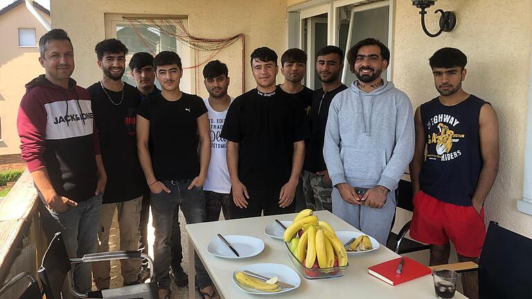 Die Gruppe junger Afghanen hofft, sich in Deutschland ein Leben in Frieden aufbauen zu können. Rassol (links) ist ihr Alltagsbetreuer.