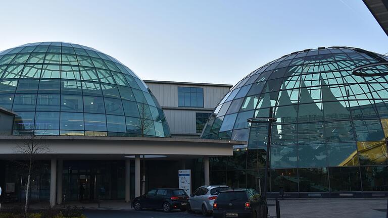 Einem Mitarbeiter mit Leitungsfunktion am Rhön-Klinikum Campus Bad Neustadt werden sexuelle Übergriffe vorgeworfen. Einem Mitarbeiter mit Leitungsfunktion am Rhön-Klinikum Campus Bad Neustadt werden sexuelle Übergriffe vorgeworfen.