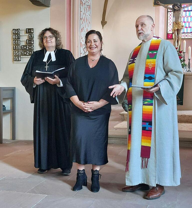 Dekanin Anne Salzbrenner (von links) und Brüdersenior Peter Barbian sprachen Tina Scheller (Mitte) den Segen für die neuen Aufgaben und Herausforderungen aus. Dekanin Anne Salzbrenner (von links) und Brüdersenior Peter Barbian sprachen Tina Scheller (Mitte) den Segen für die neuen Aufgaben und Herausforderungen aus.