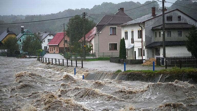 Höchste Alarmstufe beim Zustand des Klimas - Extremwetter wie verheerende Regenfällen nehmen mit dem Klimawandel zu (Archivbild) Höchste Alarmstufe beim Zustand des Klimas - Extremwetter wie verheerende Regenfällen nehmen mit dem Klimawandel zu (Archivbild)