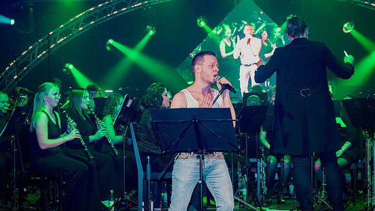 Auf dem Foto Sänger Daniel Meier als Freddie Mercury sowie Dirigentin Laura Breuter-Widera, Blasorchester Sand. Auf dem Foto Sänger Daniel Meier als Freddie Mercury sowie Dirigentin Laura Breuter-Widera, Blasorchester Sand.