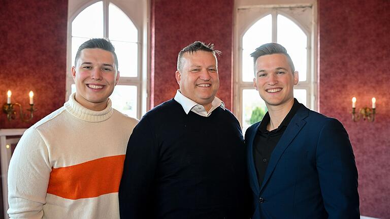 Thorsten Blaßdörfer (Mitte) und seine Söhne Julius (links) und Felix haben das Café Schweizerhaus gekauft. Nach der Renovierung wollen sie es verpachten, im Idealfall an einen Betreiber, der es wieder als Café führt. Thorsten Blaßdörfer (Mitte) und seine Söhne Julius (links) und Felix haben das Café Schweizerhaus gekauft. Nach der Renovierung wollen sie es verpachten, im Idealfall an einen Betreiber, der es wieder als Café führt. 