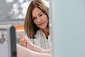 Prof. Dr. Claudia Sommer untersucht an der Neurologischen Klinik einen Patienten auf Empfindungsstörungen.&nbsp;