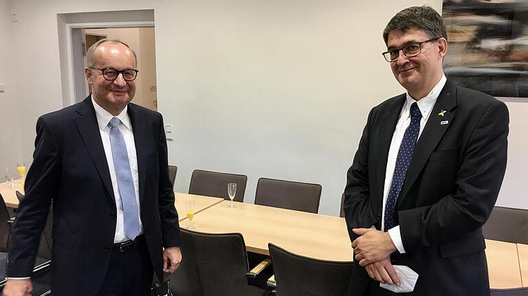 Gemeinsam im Kampf gegen Krebs: Der Würzburger Onkologe Hermann Einsele (links) und Michael Baumann, Vorstandsvorsitzender des Deutschen Krebsforschungszentrums. Gemeinsam im Kampf gegen Krebs: Der Würzburger Onkologe Hermann Einsele (links) und Michael Baumann, Vorstandsvorsitzender des Deutschen Krebsforschungszentrums.