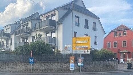 Klarer Regelverstoß: Aus Sicherheitsgründen dürfen Parteien an Kreuzungen, wie hier in Volkach, keine Wahlplakate anbringen. Klarer Regelverstoß: Aus Sicherheitsgründen dürfen Parteien an Kreuzungen, wie hier in Volkach, keine Wahlplakate anbringen.