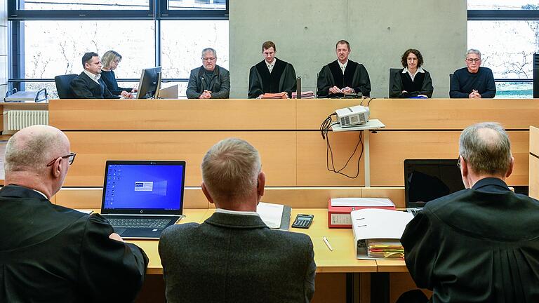 Ex-Immobilienchef des Bistums Würzburg auf der Anklagebank: Das Verfahren vor der Wirtschaftskammer des Landgerichts Würzburg an diesem Dienstag war schnell zu Ende. Ex-Immobilienchef des Bistums Würzburg auf der Anklagebank: Das Verfahren vor der Wirtschaftskammer des Landgerichts Würzburg an diesem Dienstag war schnell zu Ende.