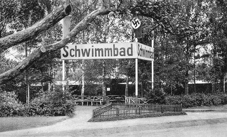 Das Schwimmbad in der Dingolshäuser Straße entstand inmitten einer einladenden Grünanlage. Das Bild zeigt den Eingang zum Schwimmbad. Das Schwimmbad in der Dingolshäuser Straße entstand inmitten einer einladenden Grünanlage. Das Bild zeigt den Eingang zum Schwimmbad.