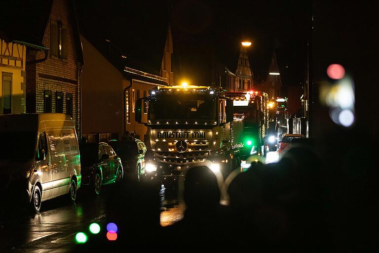 Am Straßenrand in den Ortschaften versammelten sich unzählige Menschen, um die Weihnachtstrucks zu bestaunen und deren Fahrer zu grüßen. Am Straßenrand in den Ortschaften versammelten sich unzählige Menschen, um die Weihnachtstrucks zu bestaunen und deren Fahrer zu grüßen.