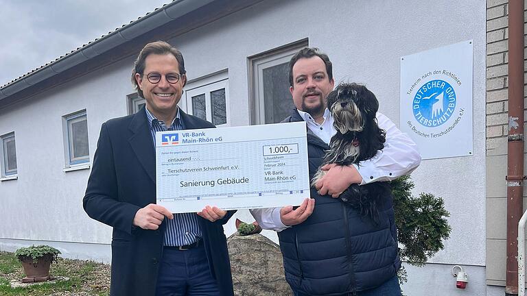 Frank Hefner (Vorstandssprecher der VR-Bank Main-Rhön) und Johannes Saal (Vorsitzender des Tierschutzvereins Schweinfurt)