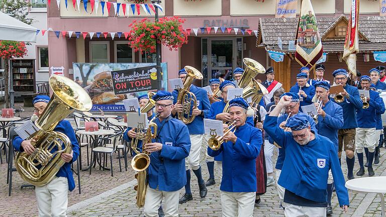 Angeführt von der Fischertrachtenkapelle begann traditionell der Sonntag beim Gemündener Kirchweih- und Heimatfest mit der Kirchenparade und dem anschließenden Festgottesdienst. Angeführt von der Fischertrachtenkapelle begann traditionell der Sonntag beim Gemündener Kirchweih- und Heimatfest mit der Kirchenparade und dem anschließenden Festgottesdienst.