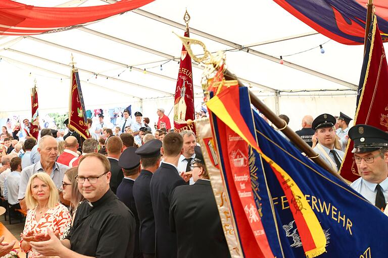 Impressionen vom großen Geburtstagsfest - ein Feuerwehrfest das in Erinnerung bleiben wird. Zum Fest 150 Jahre Feuerwehr Kirchschönbach gab es einen großen Umzug durch die Ortschaft. Neben 25 Feuerwehren sorgten drei Musik-Kapellen (Oberschwarzach, Kitzingen / Wiesenbronn, Reupelsdorf) für beste Feststimmung. Das Festgelände war im Anschluss an den Umzug bis auf den letzten Platz 'ausverkauft'. Feuerwehren, Blaskapellen, Ehrengäste und Besucher fühlten sich sehr wohl.