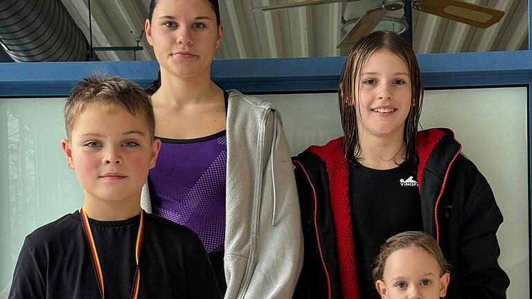 Gruppenbild nach erfolgreichem Wettkampf (hinten von links): Nora Wurster, Leonie Spiegel; (Mitte von links): Ben Stegerwald, Lina Kitzing; (vorne): Angela Ebert-Plasencia.