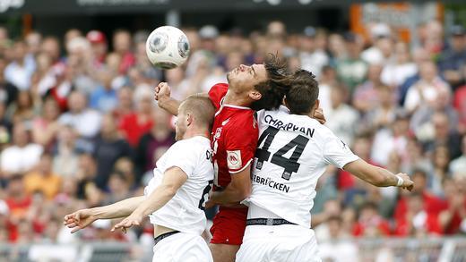 FC Würzburger Kickers - 1. FC Saarbrücken       -  Christopher Bieber (Mitte, Würzburg) gegen Daniel Döringer (links) und Peter Chrappan (beide Saarbrücken); Fußball, Relegation zur Dritten Liga, Rückspiel, FC Würzburger Kickers (Regionalliga Bayern) - 1. FC Saarbrücken, Kickers-Stadion am Dallenberg, Würzburg, 31.05.2016 // (c) Fabian Frühwirth/FAF