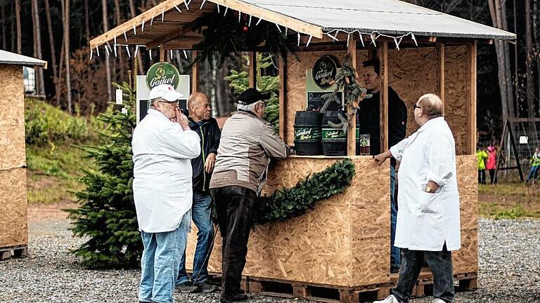 Manuel Müller von der Goikel-Bräu präsentiert zwei Weihnachtsbiere.