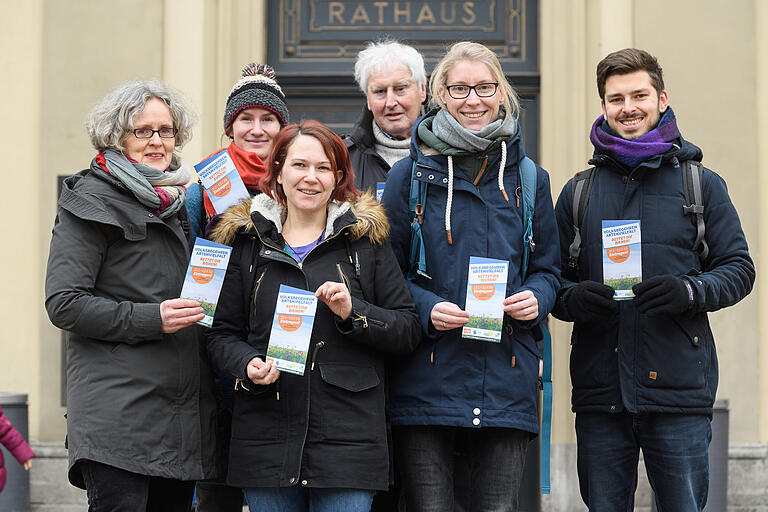 Das Aktionsbündnis zum Volksbegehren wirbt am Vierröhrenbrunnen um Stimmen. Auf unserem Bild im Rathaus-Innenhof von links vorne: Simone Artz (Bezirksvorsitzende der Grünen), Janina Kempf und Julia Hecht (Landesbund für Vogelschutz, LBV), Patrick Full (V-Partei), hinten: Janina Ott (LBV) und Wolf Bodisco (ÖDP). Das Aktionsbündnis zum Volksbegehren wirbt am Vierröhrenbrunnen um Stimmen. Auf unserem Bild im Rathaus-Innenhof von links vorne: Simone Artz (Bezirksvorsitzende der Grünen), Janina Kempf und Julia Hecht (Landesbund für Vogelschutz, LBV), Patrick Full (V-Partei), hinten: Janina Ott (LBV) und Wolf Bodisco (ÖDP). 
