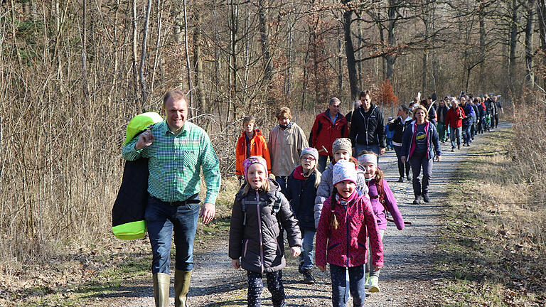 Kinder, Jugendliche und Erwachsene pflanzten gemeinsam mit Bürgermeister Thomas Eberth, 3. Bürgermeister Edgar Kamm, Bauhofleiter Reinhard Heinrich und Bauhofmitarbeiter Martin Stula den Jubiläumswald als Erinnerung für wichtige Ereignisse im Jahr 2018. Begegnung, Waldbegehung und das Pflanzen von Bäumen stand dabei im Vordergrund.