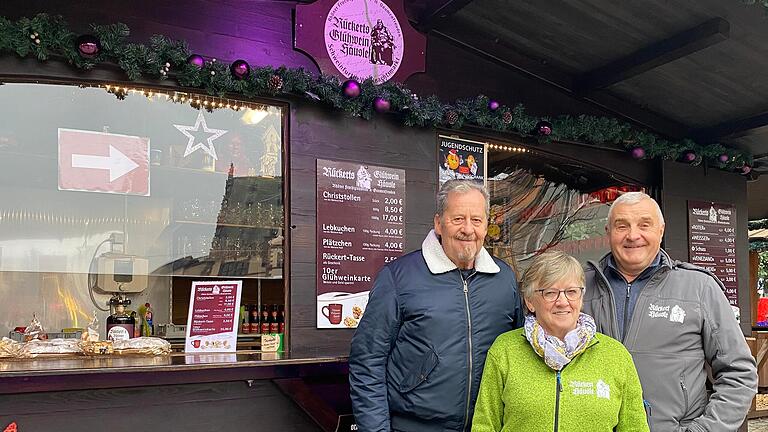 Die Beerenglühweine bei 'Rückerts Glühweinhäusle' kosten in diesem Jahr 50 Cent mehr als 2019. Die Betreiber Peter Wehner (rechts) und Rosi Wehner (Mitte) müssen die steigenden Kosten weitergeben.