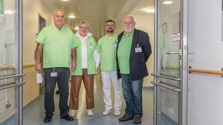 Die Grünen Damen und Herren besuchen Patientinnen und Patienten im Uniklinikum Würzburg und schenken ihnen Zeit. Im Bild von links: Albert Fischer, Helga Silbermann, Joachim Krämer und Gernot Hornberger. Die Grünen Damen und Herren besuchen Patientinnen und Patienten im Uniklinikum Würzburg und schenken ihnen Zeit. Im Bild von links: Albert Fischer, Helga Silbermann, Joachim Krämer und Gernot Hornberger.