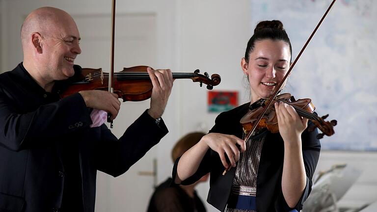 Florian Meierott, hier mit seiner Schülerin Merle Koeth, musiziert am Samstag gemeinsam mit den Absolventen des diesjährigen Meisterkurses für Violine in der Rathaushalle in Kitzingen. Florian Meierott, hier mit seiner Schülerin Merle Koeth, musiziert am Samstag gemeinsam mit den Absolventen des diesjährigen Meisterkurses für Violine in der Rathaushalle in Kitzingen.