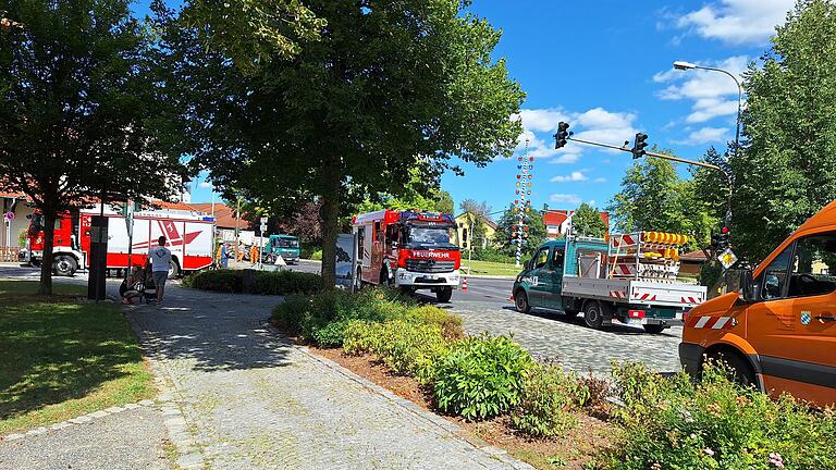 Feuerwehr, Wasserzweckverband und eine örtliche Baufirma waren beim Wasserrohrbruch an der Ampelkreuzung in Mellrichstadt schnell vor Ort. Feuerwehr, Wasserzweckverband und eine örtliche Baufirma waren beim Wasserrohrbruch an der Ampelkreuzung in Mellrichstadt schnell vor Ort.