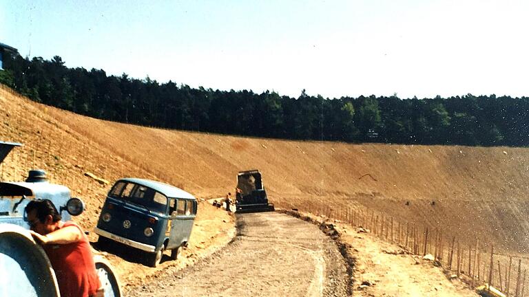 Flurbereinigung: Im Mai 1980 rückten die Planier- und Laderaupen an und bewegten rund 150 000 Kubikmeter Erde. Foto: Adolf Keller       -  Flurbereinigung: Im Mai 1980 rückten die Planier- und Laderaupen an und bewegten rund 150 000 Kubikmeter Erde. Foto: Adolf Keller