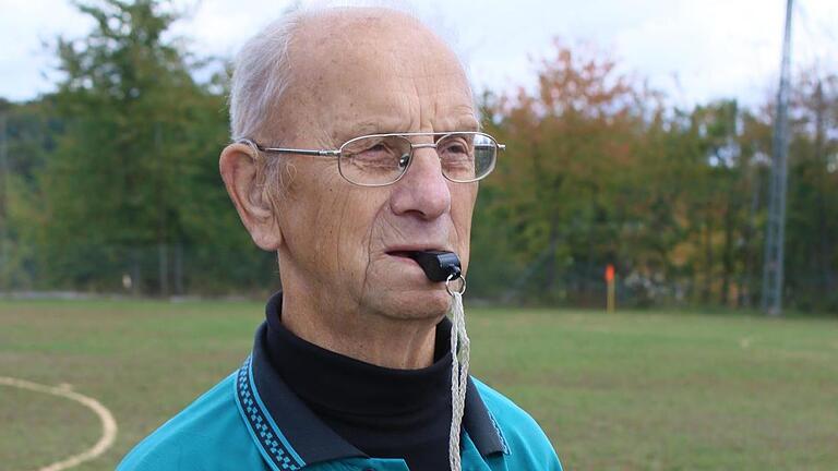 Mehr als 1700 Spiele hat Alfred Mennel in 58 Jahren als Schiedsrichter gepfiffen. Foto: Ralf Naumann       -  Mehr als 1700 Spiele hat Alfred Mennel in 58 Jahren als Schiedsrichter gepfiffen. Foto: Ralf Naumann