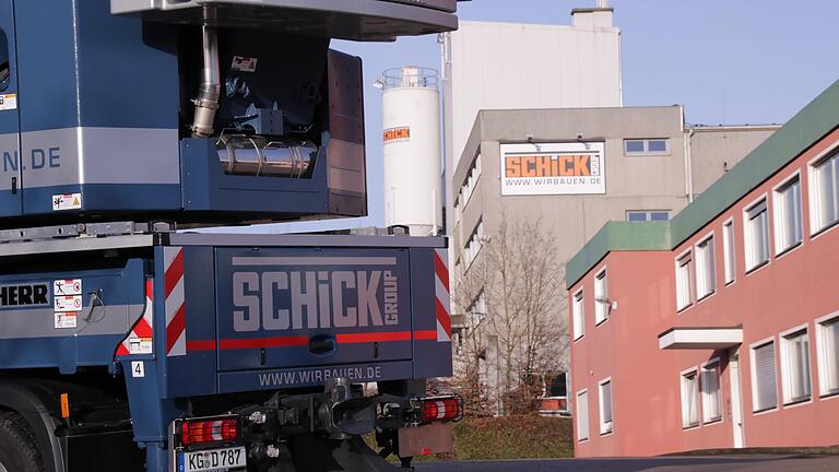 Auf dem Firmengelände der Schick-Gruppe in Albertshausen herrscht nach Weihnachten Betriebsruhe, der große Fuhrpark steht auf dem Gelände.       -  Auf dem Firmengelände der Schick-Gruppe in Albertshausen herrscht nach Weihnachten Betriebsruhe, der große Fuhrpark steht auf dem Gelände.