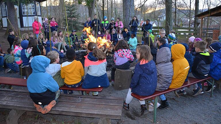 Lagerfeueratmosphäre gehörte für die Kinder der Riedenberger Grundschule beim Schullandheim-Ausflug nach Gersfeld mit dazu. - Lagerfeueratmosphäre gehörte für die Kinder der Riedenberger Grundschule beim Schullandheim-Ausflug nach Gersfeld mit dazu. Lagerfeueratmosphäre gehörte für die Kinder der Riedenberger Grundschule beim Schullandheim-Ausflug nach Gersfeld mit dazu. - Lagerfeueratmosphäre gehörte für die Kinder der Riedenberger Grundschule beim Schullandheim-Ausflug nach Gersfeld mit dazu.