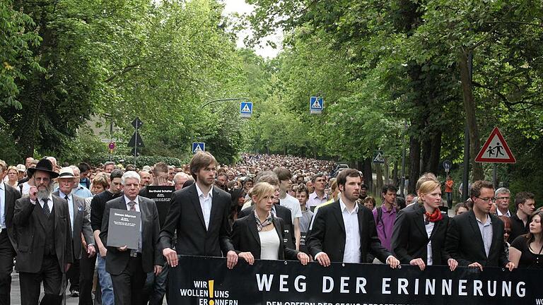 Weg der Erinnerung       -  Etwa 3000 Menschen gedachten am 10. Mai 2011 der von Würzburg aus deportierten und in Konzentrationslagern ermordeten Juden aus Mainfranken. Jetzt gibt es einen weiteren &bdquo;Weg der Erinnerung&ldquo;. Archivfoto: Theresa Müller