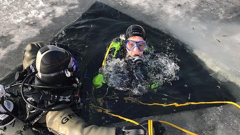 Die eisigen Temperaturen im Januar ließen teilweise den Main zufrieren – ideale Bedingungen für eine Eisrettungsübung der Wasserwacht Ortsgruppe Volkach in Fahr. Die eisigen Temperaturen im Januar ließen teilweise den Main zufrieren – ideale Bedingungen für eine Eisrettungsübung der Wasserwacht Ortsgruppe Volkach in Fahr.