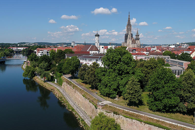 Ulms Stadtbefestigung an der Donau. Ulms Stadtbefestigung an der Donau. 