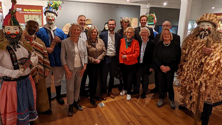 Die Akteure der Ausstellung 'Rhöner Masken – Die Sammlung Friedrich Münch' (von links) Birgit Friedel, Bernhard Schlereth, Eva Böhm, Björn Denner, Katrin Hesse, Bärbel Kerkhoff-Hader, Marco Anderlik, Christa Münch, Wolfgang Steeger und Astrid Hedrich-Scherpf. Die Akteure der Ausstellung 'Rhöner Masken – Die Sammlung Friedrich Münch' (von links) Birgit Friedel, Bernhard Schlereth, Eva Böhm, Björn Denner, Katrin Hesse, Bärbel Kerkhoff-Hader, Marco Anderlik, Christa Münch, Wolfgang Steeger und Astrid Hedrich-Scherpf.
