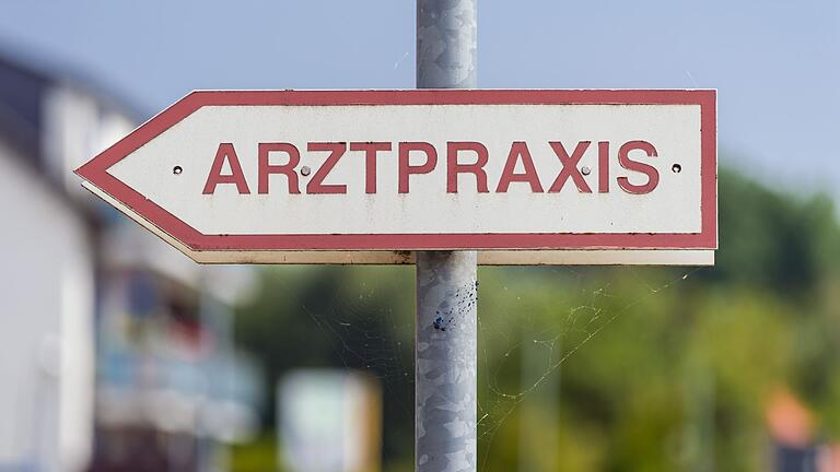Arztpraxis - Ein Schild «Arztpraxis» steht an der Straße. Arztpraxis - Ein Schild «Arztpraxis» steht an der Straße.