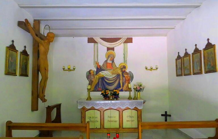 Den Innenraum der kleinen Andachtsstätte ziert ein Wandfresko der Gottesmutter mit den toten Jesu. Den Innenraum der kleinen Andachtsstätte ziert ein Wandfresko der Gottesmutter mit den toten Jesu.